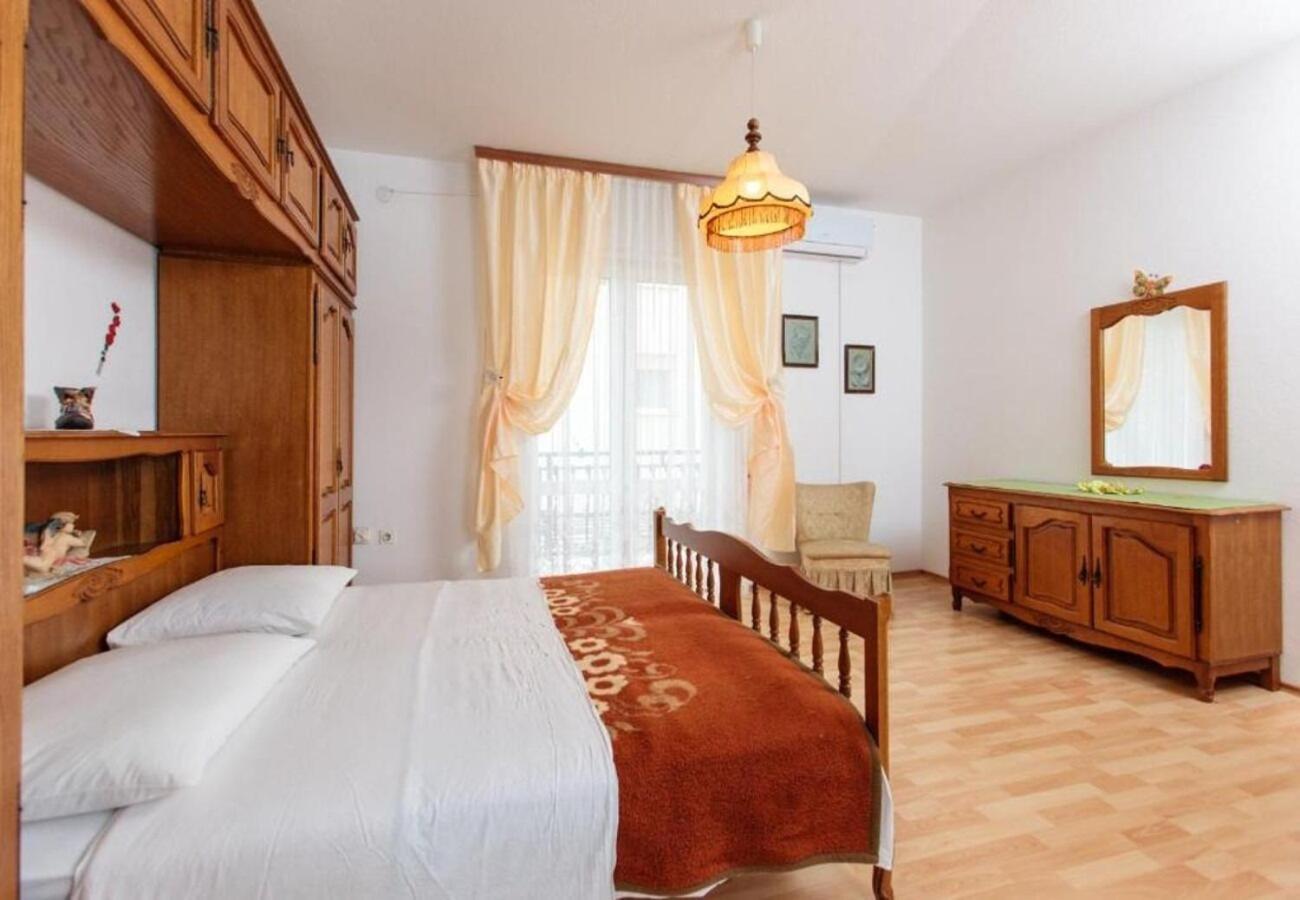 Apartment Knez 1 - 50 M From Beach Podstrana Exterior photo