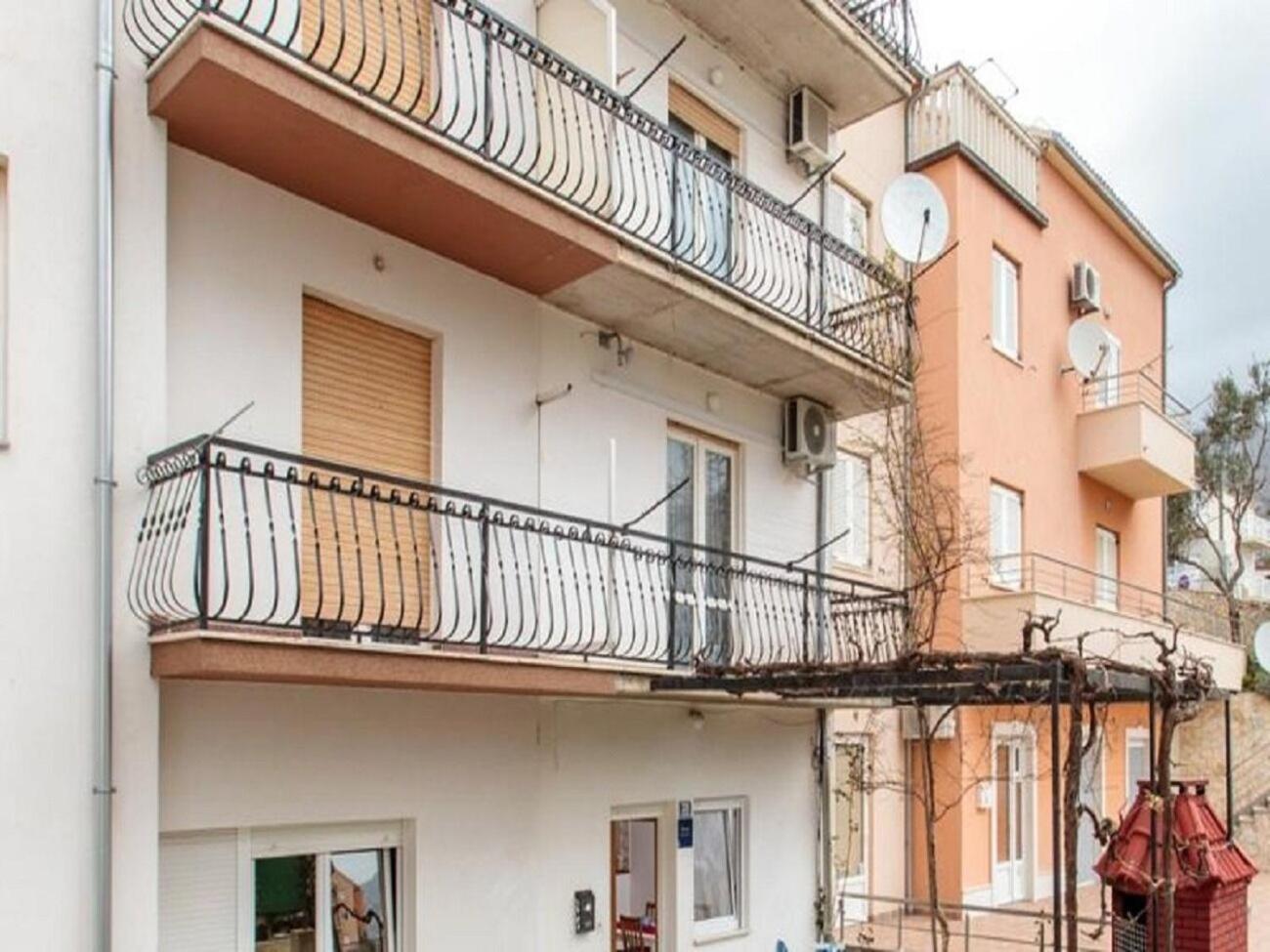 Apartment Knez 1 - 50 M From Beach Podstrana Exterior photo